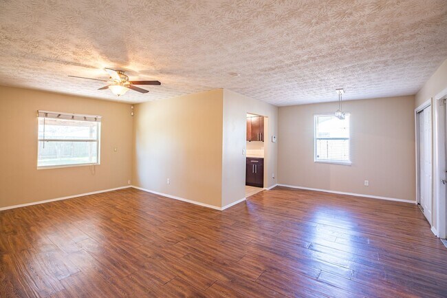 Building Photo - Great Rental in Heritage South!