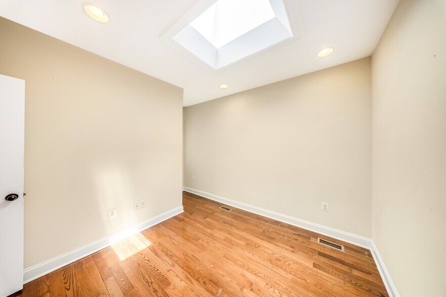 Building Photo - 1505 Spring Pl NW