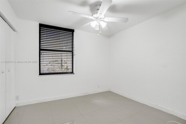 Building Photo - 20350 W Country Club Dr