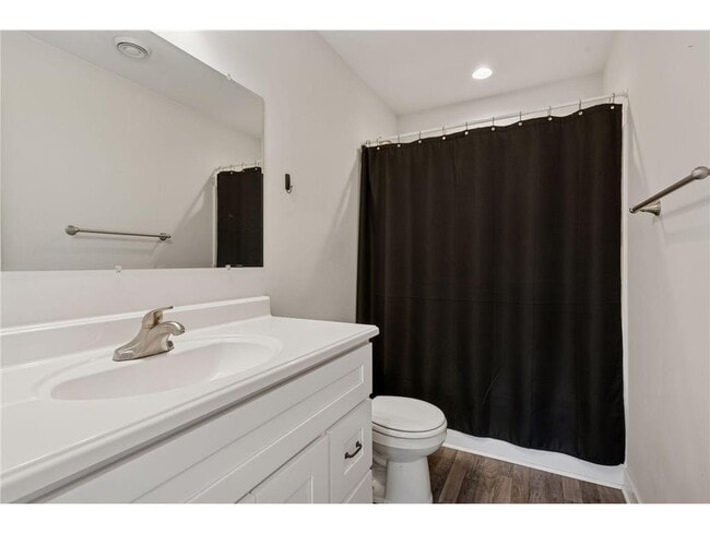 Building Photo - 2084 Reaney Ave E