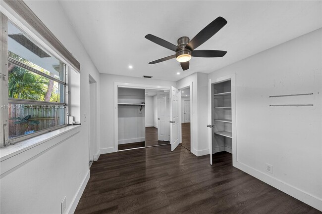 Building Photo - 924 NE 17th Terrace