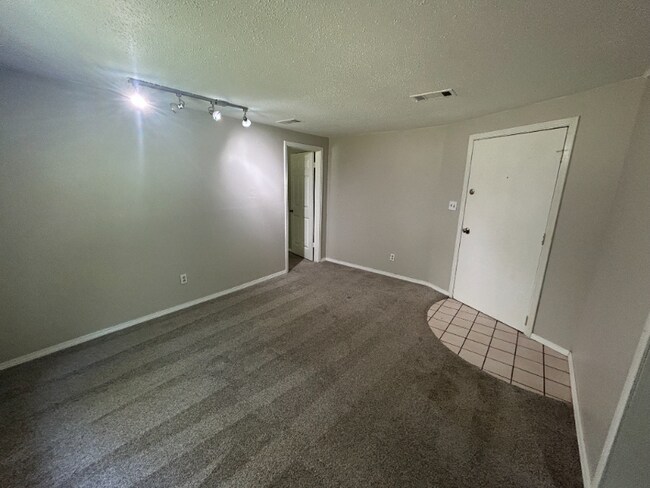 Building Photo - 8724 Ocean Springs Rd