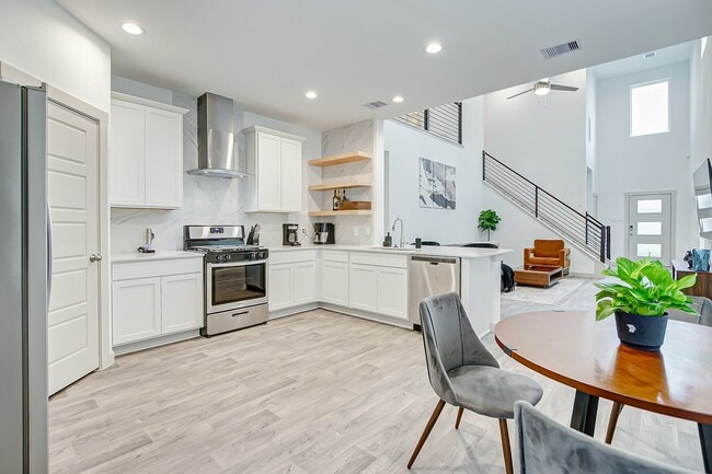 Building Photo - 12827 Barnsbury Ln
