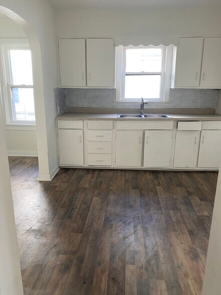 Primary Photo - 3245 N Kenwood Ave