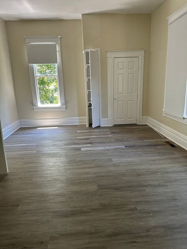 Building Photo - 5 bedroom 1.5 bath