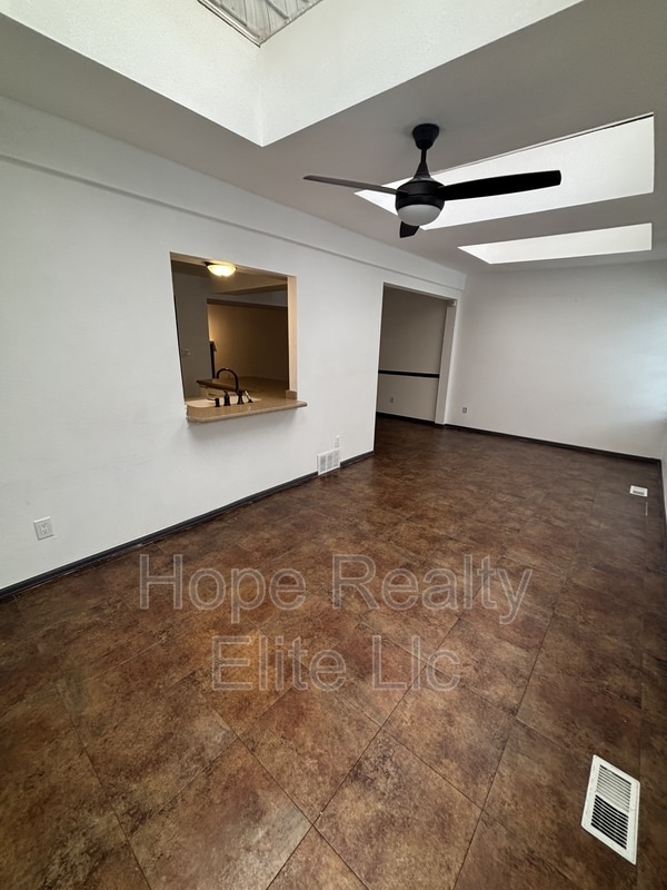 Building Photo - 2079 Sussex Ln