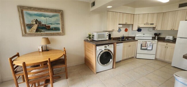 Building Photo - 1515 Pinellas Bayway S