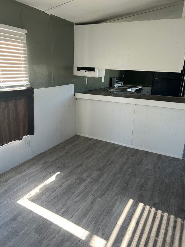 Building Photo - Earls Lot #15