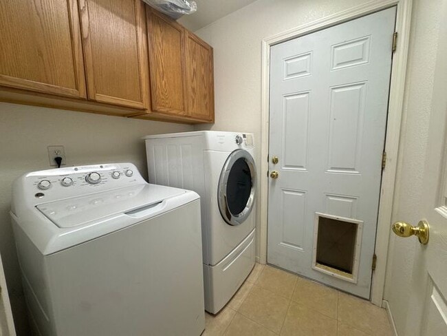 Building Photo - 3 Bed 2 Bath Home w/ Beautiful Backyard - ...