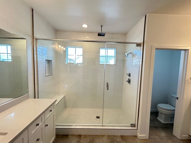 Building Photo - Stunning 4 Bedroom 3 Bath Plus Loft Home in Costa Mesa