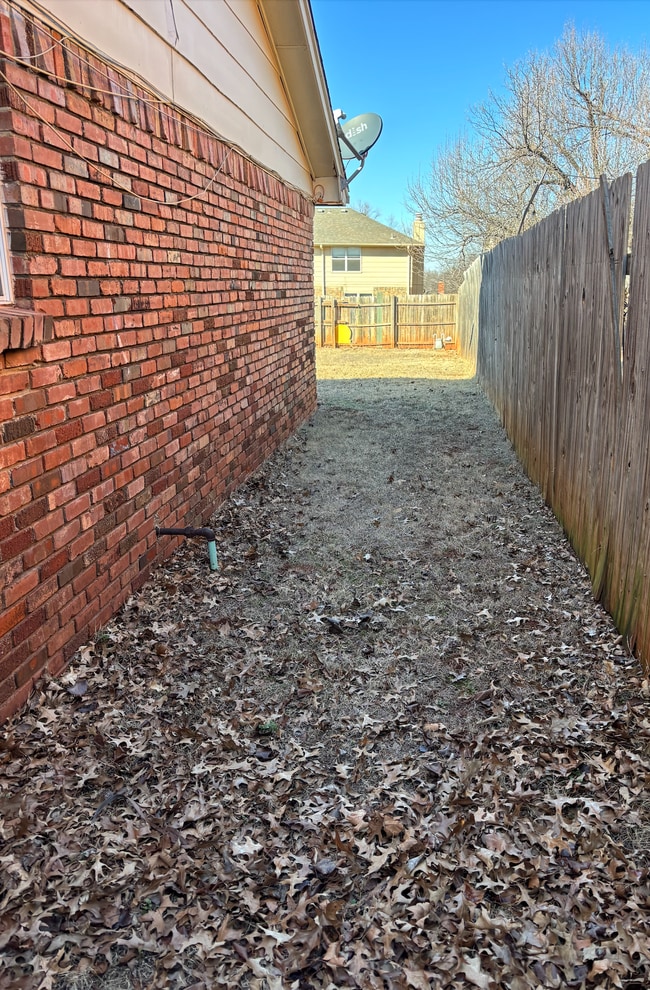 Building Photo - 3 bedroom 2 bath Edmond Duplex