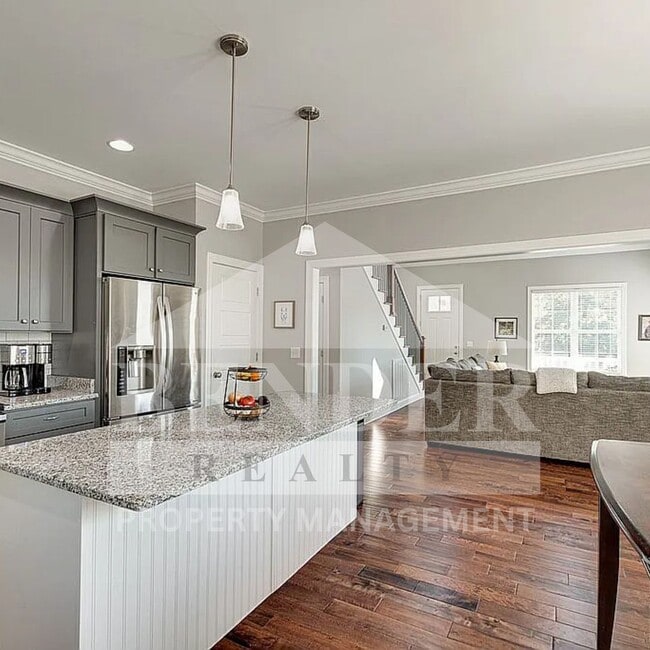 Building Photo - Beautiful Like New Home in Ooltewah