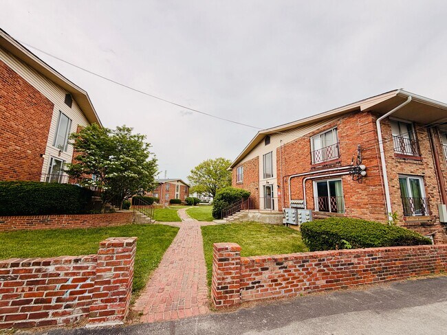 Building Photo - 1 Bedroom, 1 Bathroom close to public transportation in the Heart of Lexington