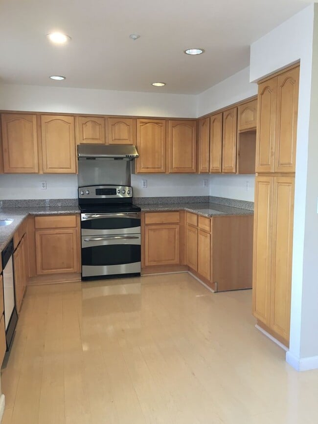 Building Photo - Danville, Shadowhawk 3 Bed, 2.5 Ba., Corner Townhouse, Close to great schools, 2 year lease