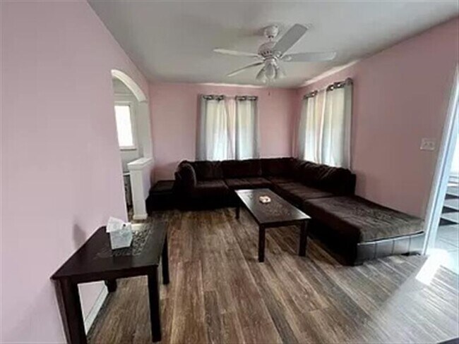 Building Photo - Fantastic Home