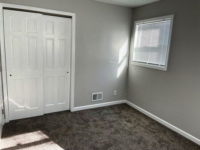 Building Photo - Like New 2 Bedroom 1 Bath Northside Home