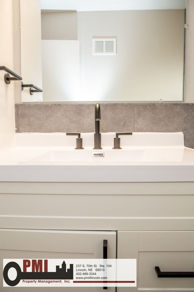 Building Photo - 820 S 38th St