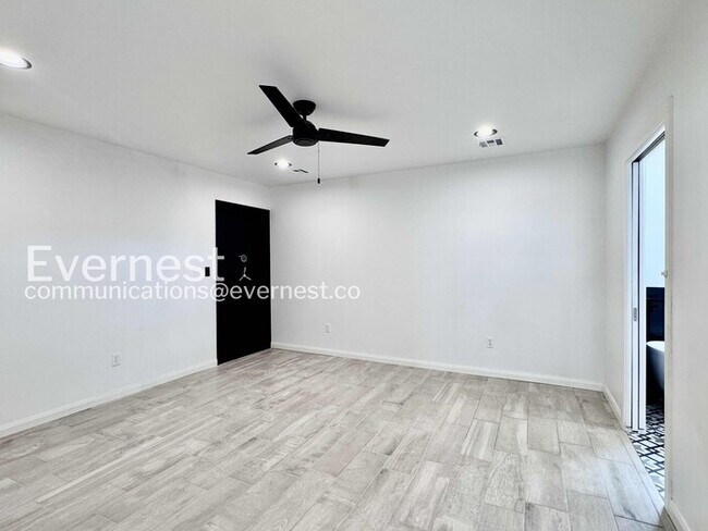 Building Photo - 2 Bed, 2 Bath Home with Garage / Pet-Friendly / Available Now!