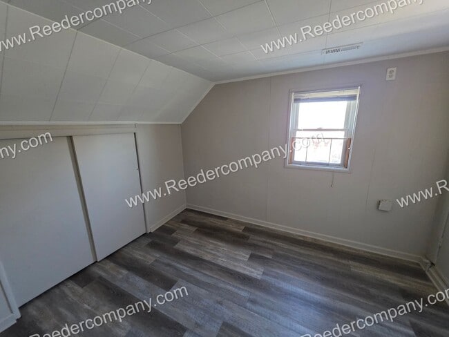 Building Photo - 1533 John St