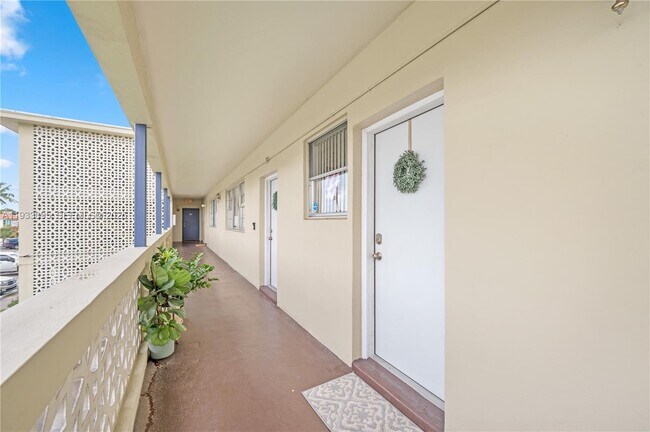 Building Photo - 11960 NE 19th Dr