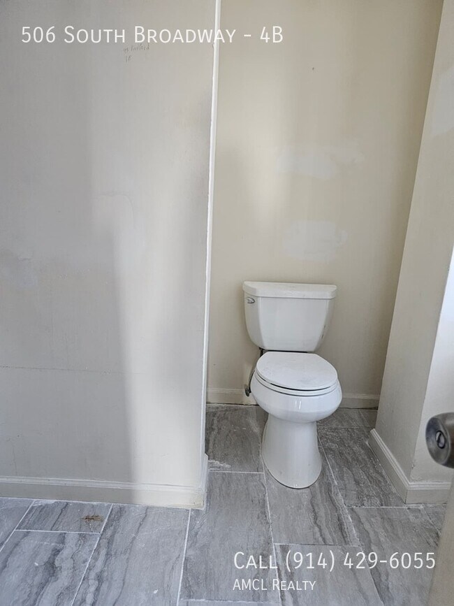 Building Photo - 506 S Broadway