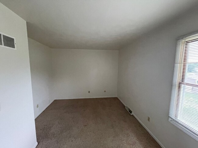 Building Photo - 2 bedroom townhouse- located near frisbee ...