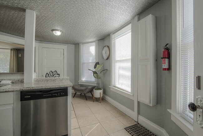 Building Photo - 4416 Terrace St