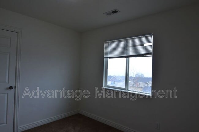 Building Photo - 4044 S Lake Vista Dr