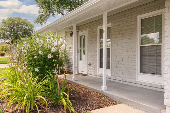 Building Photo - 6 E Briarwood Dr