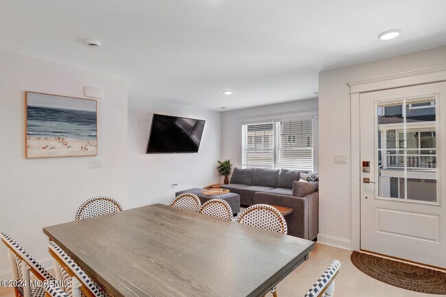 Building Photo - 19 Cummins St