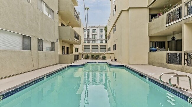 Building Photo - 11970 Montana Ave