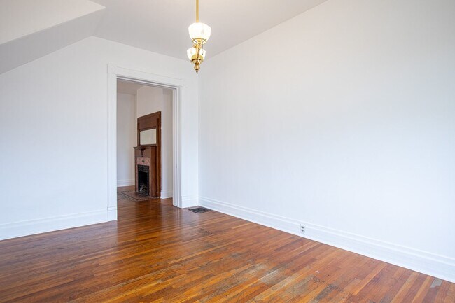 Building Photo - 1940-1946-1946 SW Market St Dr