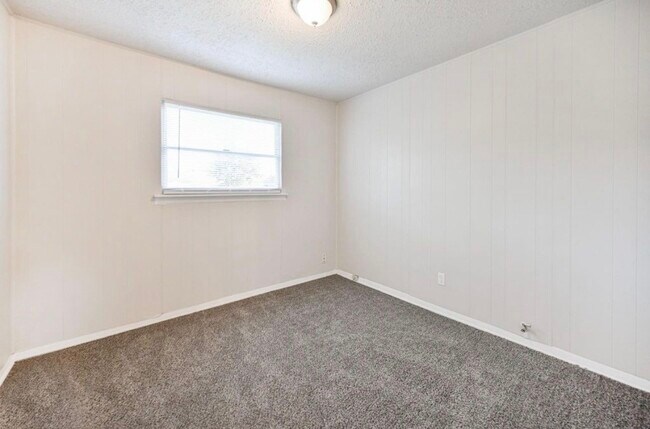 Building Photo - 9306 Chesterfield Dr