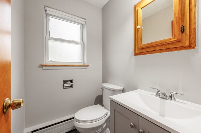 Building Photo - 21 E Thorndale Ave