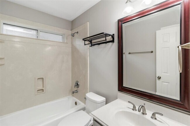 Building Photo - 910 McDaniel Dr