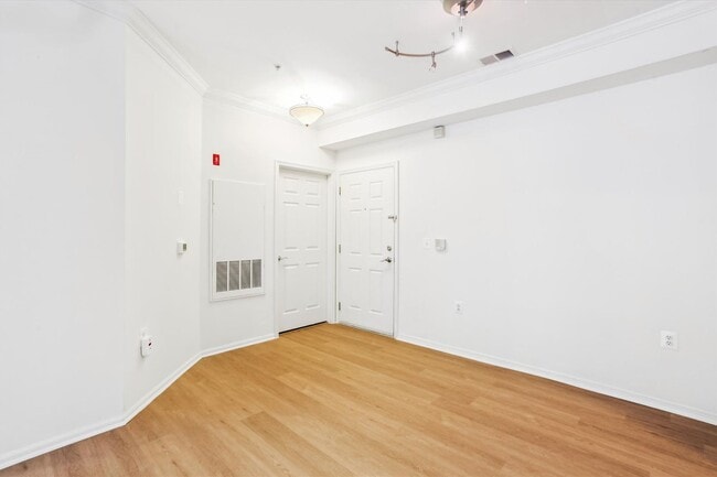 Building Photo - FRESH & READY! 2BD/2BA Next to METRO with ...