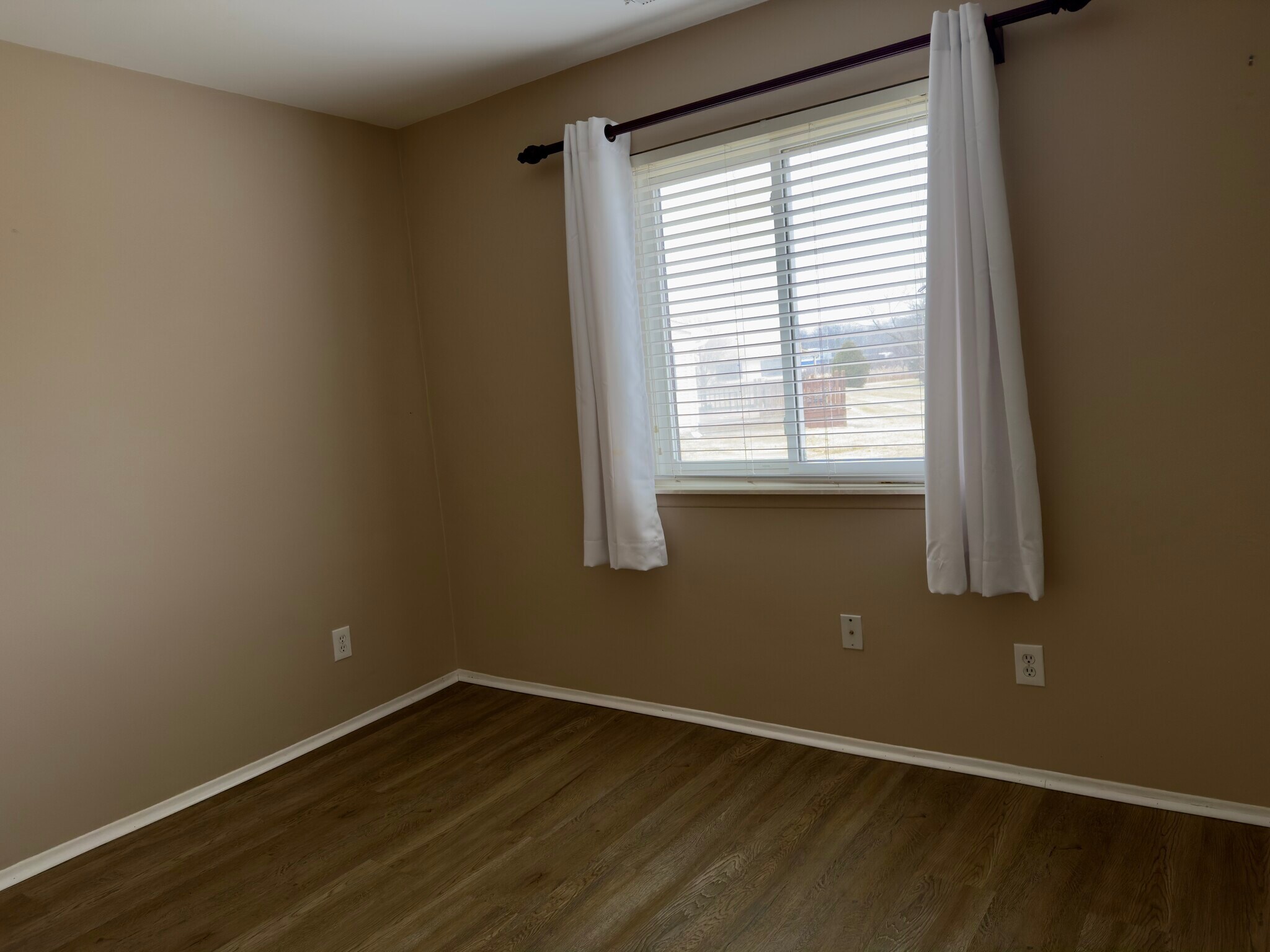 Building Photo - 20037 Village Green Ct