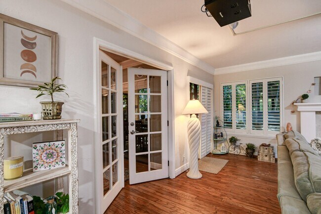 Building Photo - 20 Via Lago