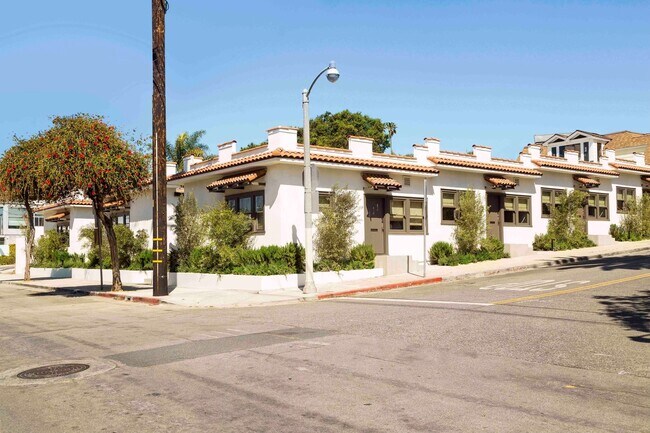 Building Photo - Beautiful 1 bed / 1 bath bungalow-style apartment now available!