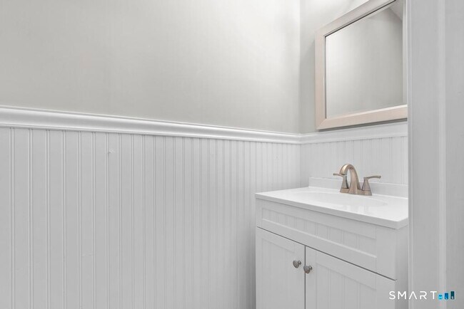 Building Photo - 815 S Pine Creek Rd