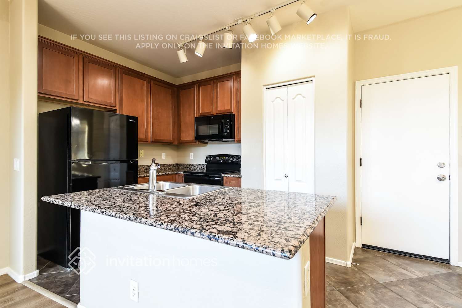 Building Photo - 4201 E Carla Vista Dr