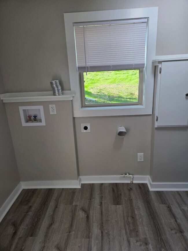 Building Photo - 3 bed 1 bath, 1 car detached garage, newly remodeled