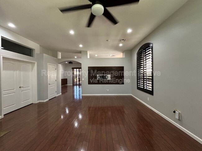 Building Photo - 774 E Maria Ln