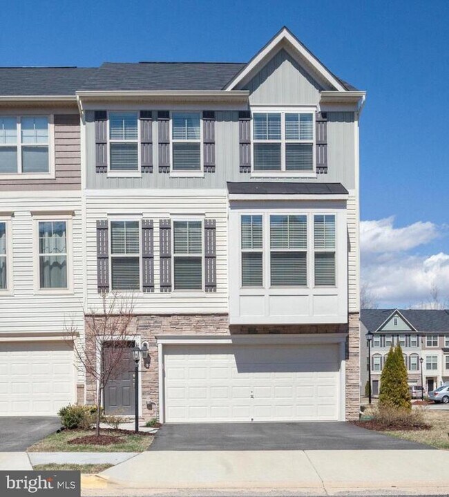Primary Photo - 42598 Chisholm Dr