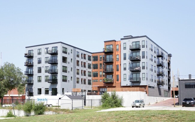 Building Photo - 1400 E Walnut St