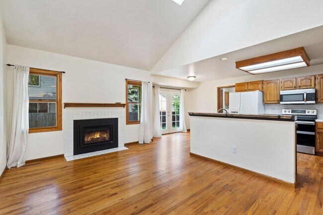 Building Photo - Spacious Home in a Great Location!