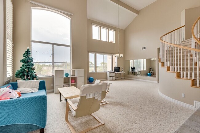 Building Photo - Luxurious, Entertainers Dream 4 Bedroom Home