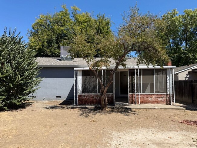 Building Photo - 1321 Chestnut Ln
