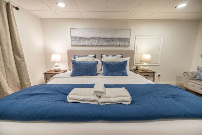 Building Photo - 1157 E Sego Lily Dr