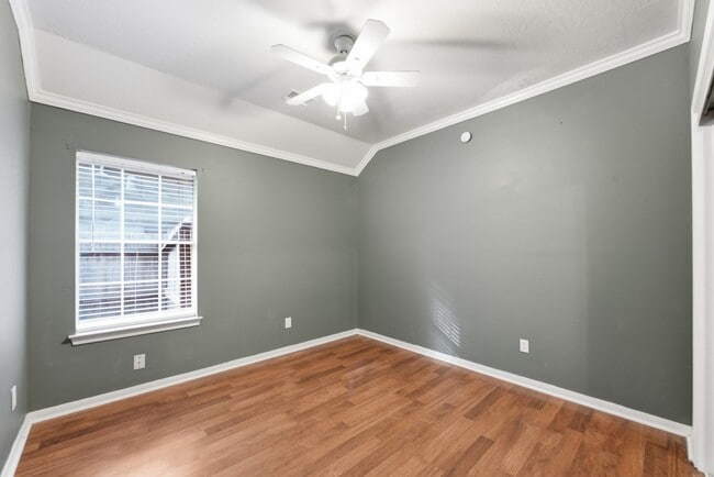 Building Photo - 1813 Oakwood Dr E